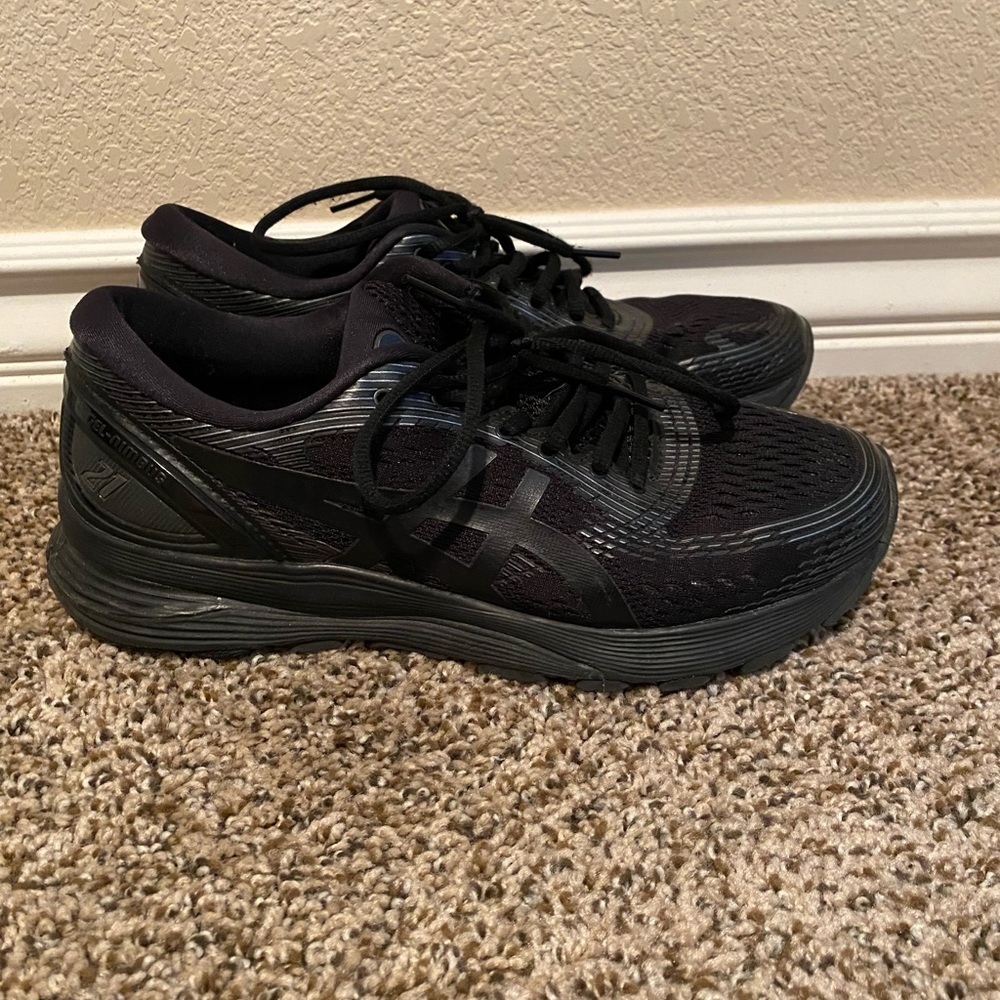 ASICS women’s gel nimbus 21 Sz. 8.5
